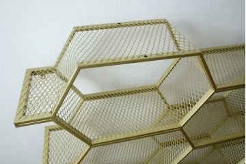 中古　展示品　美品　高級輸入家具　コティル(kotile)　六角形のハニカム構造がお洒落!アートのようにディスプレイできるハニカムメタルシェルフ(飾り棚、陳列棚、オープンラック、オープンシェルフ)(定価約28万円)(R-083779)
