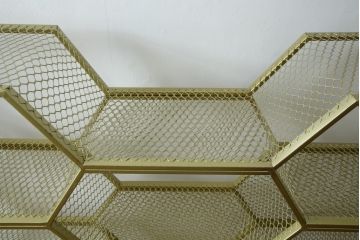 中古　展示品　美品　高級輸入家具　コティル(kotile)　六角形のハニカム構造がお洒落!アートのようにディスプレイできるハニカムメタルシェルフ(飾り棚、陳列棚、オープンラック、オープンシェルフ)(定価約28万円)(R-083779)