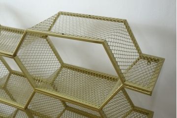 中古　展示品　美品　高級輸入家具　コティル(kotile)　六角形のハニカム構造がお洒落!アートのようにディスプレイできるハニカムメタルシェルフ(飾り棚、陳列棚、オープンラック、オープンシェルフ)(定価約28万円)(R-083779)