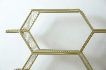 中古　展示品　美品　高級輸入家具　コティル(kotile)　六角形のハニカム構造がお洒落!アートのようにディスプレイできるハニカムメタルシェルフ(飾り棚、陳列棚、オープンラック、オープンシェルフ)(定価約28万円)(R-083779)