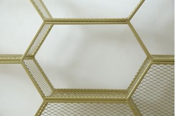中古　展示品　美品　高級輸入家具　コティル(kotile)　六角形のハニカム構造がお洒落!アートのようにディスプレイできるハニカムメタルシェルフ(飾り棚、陳列棚、オープンラック、オープンシェルフ)(定価約28万円)(R-083779)