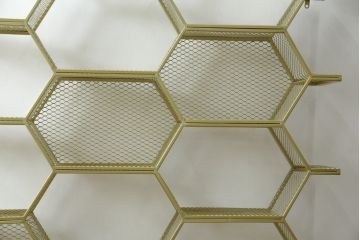中古　展示品　美品　高級輸入家具　コティル(kotile)　六角形のハニカム構造がお洒落!アートのようにディスプレイできるハニカムメタルシェルフ(飾り棚、陳列棚、オープンラック、オープンシェルフ)(定価約28万円)(R-083779)