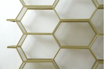 中古　展示品　美品　高級輸入家具　コティル(kotile)　六角形のハニカム構造がお洒落!アートのようにディスプレイできるハニカムメタルシェルフ(飾り棚、陳列棚、オープンラック、オープンシェルフ)(定価約28万円)(R-083779)
