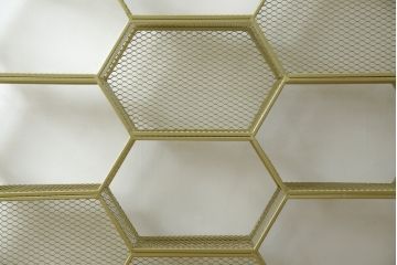 中古　展示品　美品　高級輸入家具　コティル(kotile)　六角形のハニカム構造がお洒落!アートのようにディスプレイできるハニカムメタルシェルフ(飾り棚、陳列棚、オープンラック、オープンシェルフ)(定価約28万円)(R-083779)