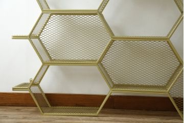 中古　展示品　美品　高級輸入家具　コティル(kotile)　六角形のハニカム構造がお洒落!アートのようにディスプレイできるハニカムメタルシェルフ(飾り棚、陳列棚、オープンラック、オープンシェルフ)(定価約28万円)(R-083779)