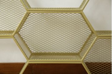 中古　展示品　美品　高級輸入家具　コティル(kotile)　六角形のハニカム構造がお洒落!アートのようにディスプレイできるハニカムメタルシェルフ(飾り棚、陳列棚、オープンラック、オープンシェルフ)(定価約28万円)(R-083779)