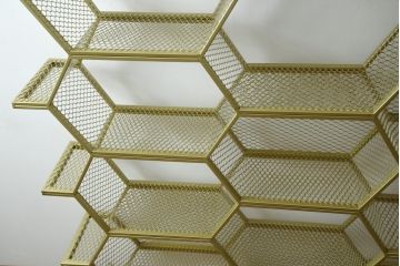 中古　展示品　美品　高級輸入家具　コティル(kotile)　六角形のハニカム構造がお洒落!アートのようにディスプレイできるハニカムメタルシェルフ(飾り棚、陳列棚、オープンラック、オープンシェルフ)(定価約28万円)(R-083779)