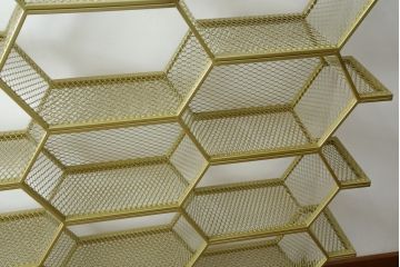 中古　展示品　美品　高級輸入家具　コティル(kotile)　六角形のハニカム構造がお洒落!アートのようにディスプレイできるハニカムメタルシェルフ(飾り棚、陳列棚、オープンラック、オープンシェルフ)(定価約28万円)(R-083779)