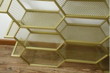 中古　展示品　美品　高級輸入家具　コティル(kotile)　六角形のハニカム構造がお洒落!アートのようにディスプレイできるハニカムメタルシェルフ(飾り棚、陳列棚、オープンラック、オープンシェルフ)(定価約28万円)(R-083779)