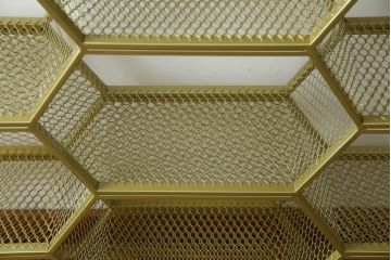 中古　展示品　美品　高級輸入家具　コティル(kotile)　六角形のハニカム構造がお洒落!アートのようにディスプレイできるハニカムメタルシェルフ(飾り棚、陳列棚、オープンラック、オープンシェルフ)(定価約28万円)(R-083779)