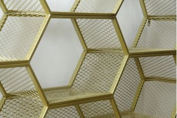 中古　展示品　美品　高級輸入家具　コティル(kotile)　六角形のハニカム構造がお洒落!アートのようにディスプレイできるハニカムメタルシェルフ(飾り棚、陳列棚、オープンラック、オープンシェルフ)(定価約28万円)(R-083779)