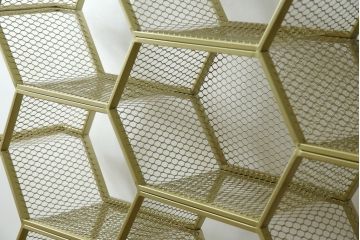 中古　展示品　美品　高級輸入家具　コティル(kotile)　六角形のハニカム構造がお洒落!アートのようにディスプレイできるハニカムメタルシェルフ(飾り棚、陳列棚、オープンラック、オープンシェルフ)(定価約28万円)(R-083779)