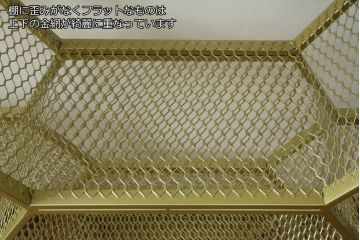 中古　展示品　美品　高級輸入家具　コティル(kotile)　六角形のハニカム構造がお洒落!アートのようにディスプレイできるハニカムメタルシェルフ(飾り棚、陳列棚、オープンラック、オープンシェルフ)(定価約28万円)(R-083779)