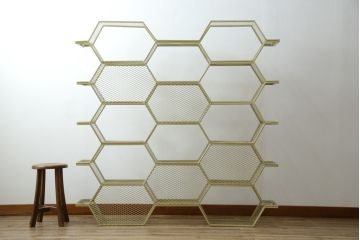 中古　展示品　美品　高級輸入家具　コティル(kotile)　六角形のハニカム構造がお洒落!アートのようにディスプレイできるハニカムメタルシェルフ(飾り棚、陳列棚、オープンラック、オープンシェルフ)(定価約28万円)(R-083779)