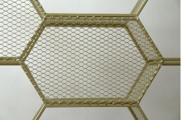 中古　展示品　美品　高級輸入家具　コティル(kotile)　六角形のハニカム構造がお洒落!アートのようにディスプレイできるハニカムメタルシェルフ(飾り棚、陳列棚、オープンラック、オープンシェルフ)(定価約28万円)(R-083779)