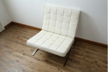 イタリアビンテージ　リプロダクト品　本革　モダンな寛ぎ空間を演出するバルセロナチェアとオットマンのセット(バルセロナスツール、1人掛けソファ、椅子、イス、ヴィンテージ)(当時25万円で購入)(R-083780)