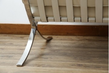 イタリアビンテージ　リプロダクト品　本革　モダンな寛ぎ空間を演出するバルセロナチェアとオットマンのセット(バルセロナスツール、1人掛けソファ、椅子、イス、ヴィンテージ)(当時25万円で購入)(R-083780)