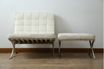 イタリアビンテージ　リプロダクト品　本革　モダンな寛ぎ空間を演出するバルセロナチェアとオットマンのセット(バルセロナスツール、1人掛けソファ、椅子、イス、ヴィンテージ)(当時25万円で購入)(R-083780)