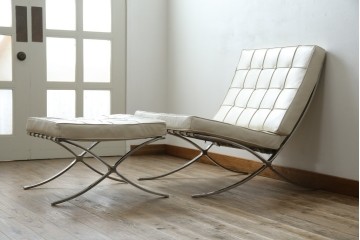 イタリアビンテージ　リプロダクト品　本革　モダンな寛ぎ空間を演出するバルセロナチェアとオットマンのセット(バルセロナスツール、1人掛けソファ、椅子、イス、ヴィンテージ)(当時25万円で購入)(R-083780)