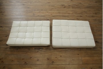 イタリアビンテージ　リプロダクト品　本革　モダンな寛ぎ空間を演出するバルセロナチェアとオットマンのセット(バルセロナスツール、1人掛けソファ、椅子、イス、ヴィンテージ)(当時25万円で購入)(R-083780)