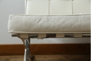 イタリアビンテージ　リプロダクト品　本革　モダンな寛ぎ空間を演出するバルセロナチェアとオットマンのセット(バルセロナスツール、1人掛けソファ、椅子、イス、ヴィンテージ)(当時25万円で購入)(R-083780)