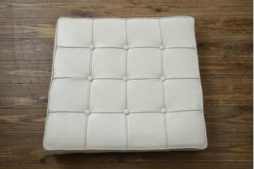 イタリアビンテージ　リプロダクト品　本革　モダンな寛ぎ空間を演出するバルセロナチェアとオットマンのセット(バルセロナスツール、1人掛けソファ、椅子、イス、ヴィンテージ)(当時25万円で購入)(R-083780)