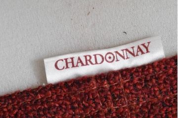 中古　美品　CHARDONNAY(シャルドネ)　FEMININ(フェミニン) 　空間を彩る深い赤が魅力のモダンソファ(3P、3人掛け、アームソファ)(定価約41万円)(R-083783)