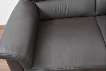 中古　美品　IDC大塚家具取り扱い　ヒモラ(himolla)　上質な本革素材と快適な座り心地が魅力の2Pソファ(レザー、アームソファ、二人掛け、2人掛け)(定価約25万円)(R-083784)
