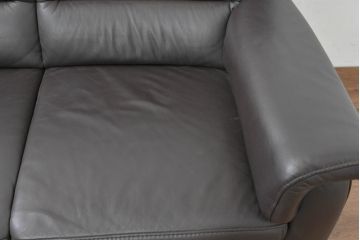 中古　美品　IDC大塚家具取り扱い　ヒモラ(himolla)　上質な本革素材と快適な座り心地が魅力の2Pソファ(レザー、アームソファ、二人掛け、2人掛け)(定価約25万円)(R-083784)