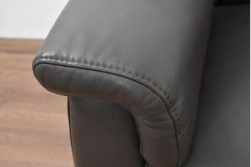 中古　美品　IDC大塚家具取り扱い　ヒモラ(himolla)　上質な本革素材と快適な座り心地が魅力の2Pソファ(レザー、アームソファ、二人掛け、2人掛け)(定価約25万円)(R-083784)