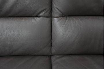 中古　美品　IDC大塚家具取り扱い　ヒモラ(himolla)　上質な本革素材と快適な座り心地が魅力の2Pソファ(レザー、アームソファ、二人掛け、2人掛け)(定価約25万円)(R-083784)