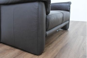 中古　美品　IDC大塚家具取り扱い　ヒモラ(himolla)　上質な本革素材と快適な座り心地が魅力の2Pソファ(レザー、アームソファ、二人掛け、2人掛け)(定価約25万円)(R-083784)