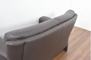 中古　美品　IDC大塚家具取り扱い　ヒモラ(himolla)　上質な本革素材と快適な座り心地が魅力の2Pソファ(レザー、アームソファ、二人掛け、2人掛け)(定価約25万円)(R-083784)