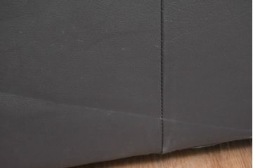 中古　美品　IDC大塚家具取り扱い　ヒモラ(himolla)　上質な本革素材と快適な座り心地が魅力の2Pソファ(レザー、アームソファ、二人掛け、2人掛け)(定価約25万円)(R-083784)