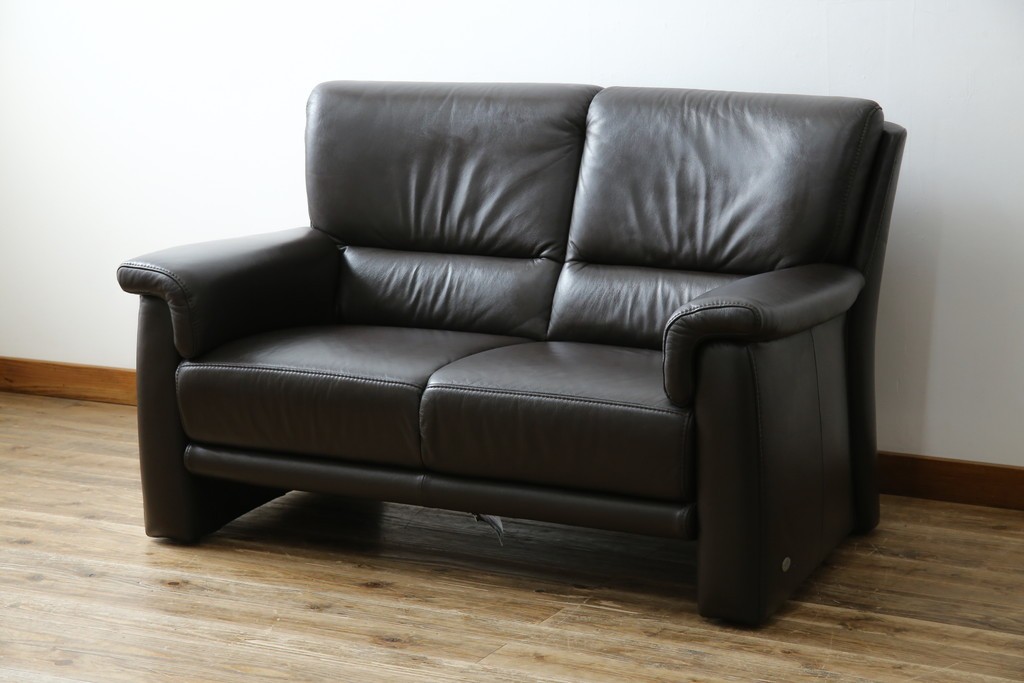 中古　美品　IDC大塚家具取り扱い　ヒモラ(himolla)　上質な本革素材と快適な座り心地が魅力の2Pソファ　定価約25万円　(R-083784)