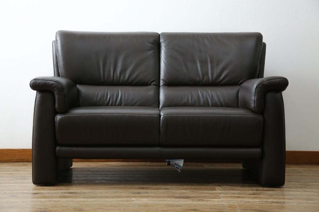 中古　美品　IDC大塚家具取り扱い　ヒモラ(himolla)　上質な本革素材と快適な座り心地が魅力の2Pソファ　定価約25万円　(R-083784)