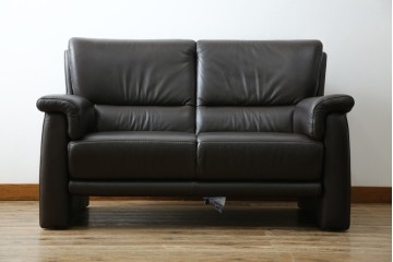 中古　美品　IDC大塚家具取り扱い　ヒモラ(himolla)　上質な本革素材と快適な座り心地が魅力の2Pソファ　定価約25万円　(R-083784)