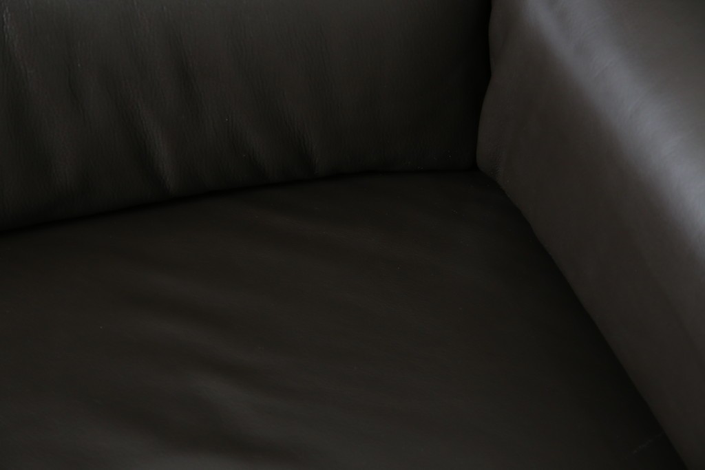 中古　美品　IDC大塚家具取り扱い　ヒモラ(himolla)　上質な本革素材と快適な座り心地が魅力の2Pソファ　定価約25万円　(R-083784)