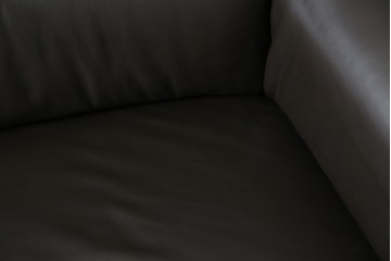 中古　美品　IDC大塚家具取り扱い　ヒモラ(himolla)　上質な本革素材と快適な座り心地が魅力の2Pソファ　定価約25万円　(R-083784)