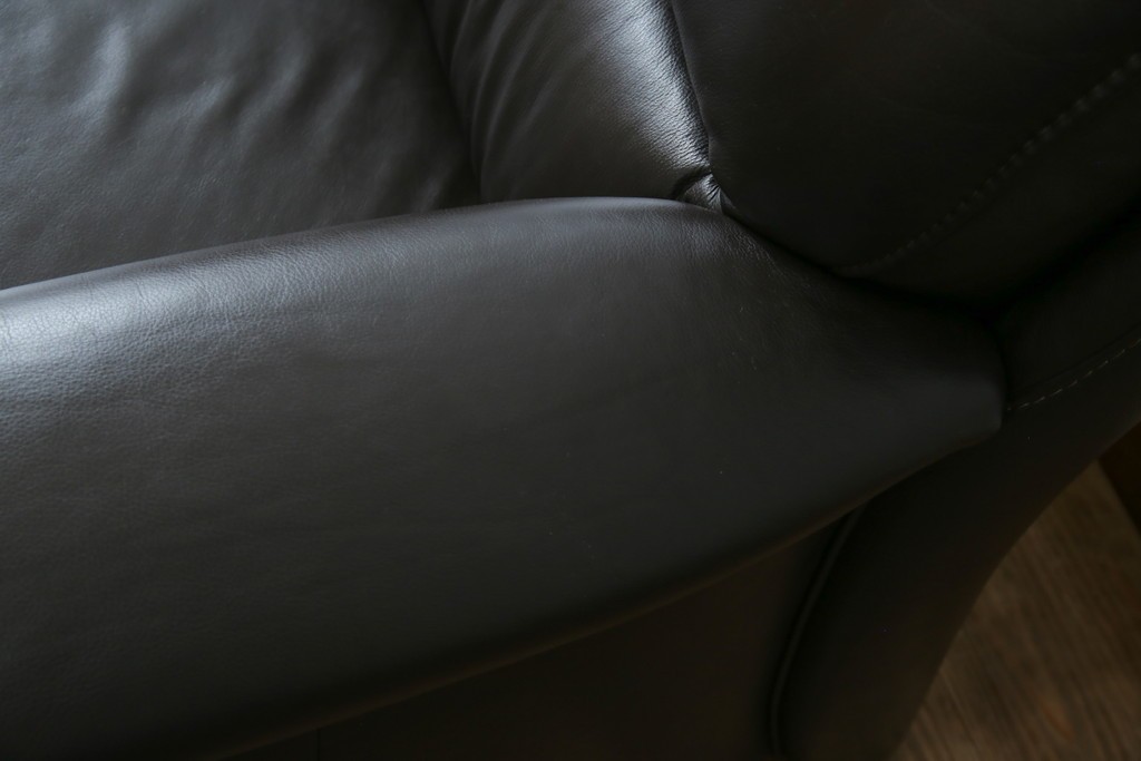 中古　美品　IDC大塚家具取り扱い　ヒモラ(himolla)　上質な本革素材と快適な座り心地が魅力の2Pソファ　定価約25万円　(R-083784)