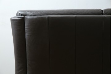 中古　美品　IDC大塚家具取り扱い　ヒモラ(himolla)　上質な本革素材と快適な座り心地が魅力の2Pソファ　定価約25万円　(R-083784)