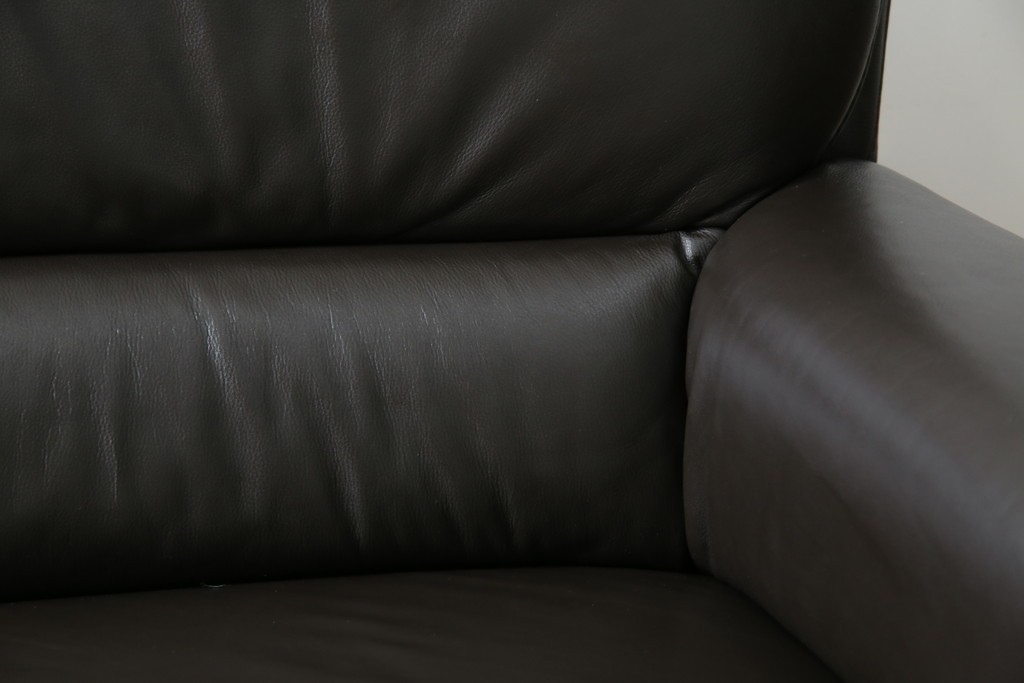 中古　美品　IDC大塚家具取り扱い　ヒモラ(himolla)　上質な本革素材と快適な座り心地が魅力の2Pソファ　定価約25万円　(R-083784)