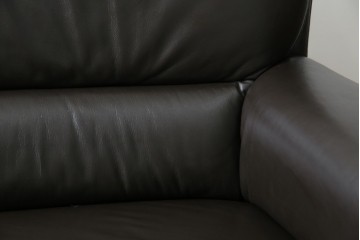 中古　美品　IDC大塚家具取り扱い　ヒモラ(himolla)　上質な本革素材と快適な座り心地が魅力の2Pソファ　定価約25万円　(R-083784)