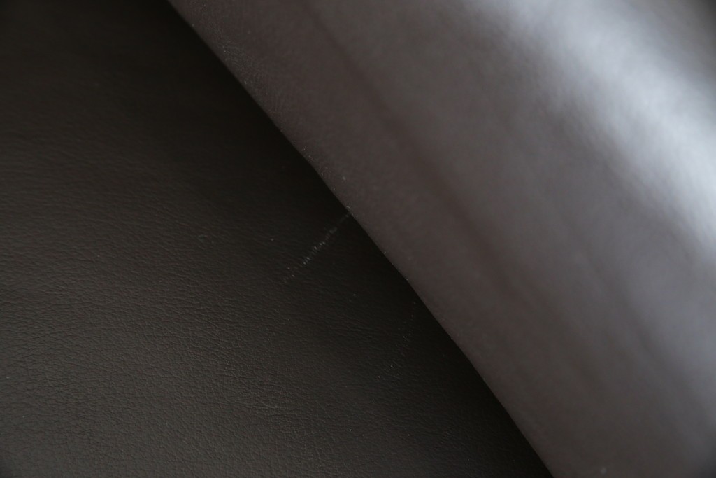 中古　美品　IDC大塚家具取り扱い　ヒモラ(himolla)　上質な本革素材と快適な座り心地が魅力の2Pソファ　定価約25万円　(R-083784)