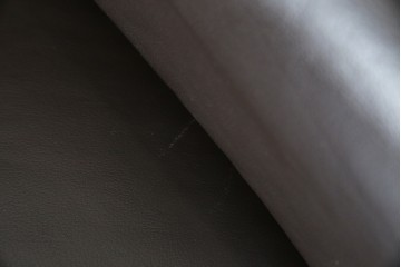 中古　美品　IDC大塚家具取り扱い　ヒモラ(himolla)　上質な本革素材と快適な座り心地が魅力の2Pソファ　定価約25万円　(R-083784)