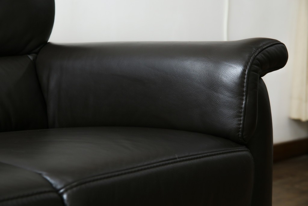 中古　美品　IDC大塚家具取り扱い　ヒモラ(himolla)　上質な本革素材と快適な座り心地が魅力の2Pソファ　定価約25万円　(R-083784)