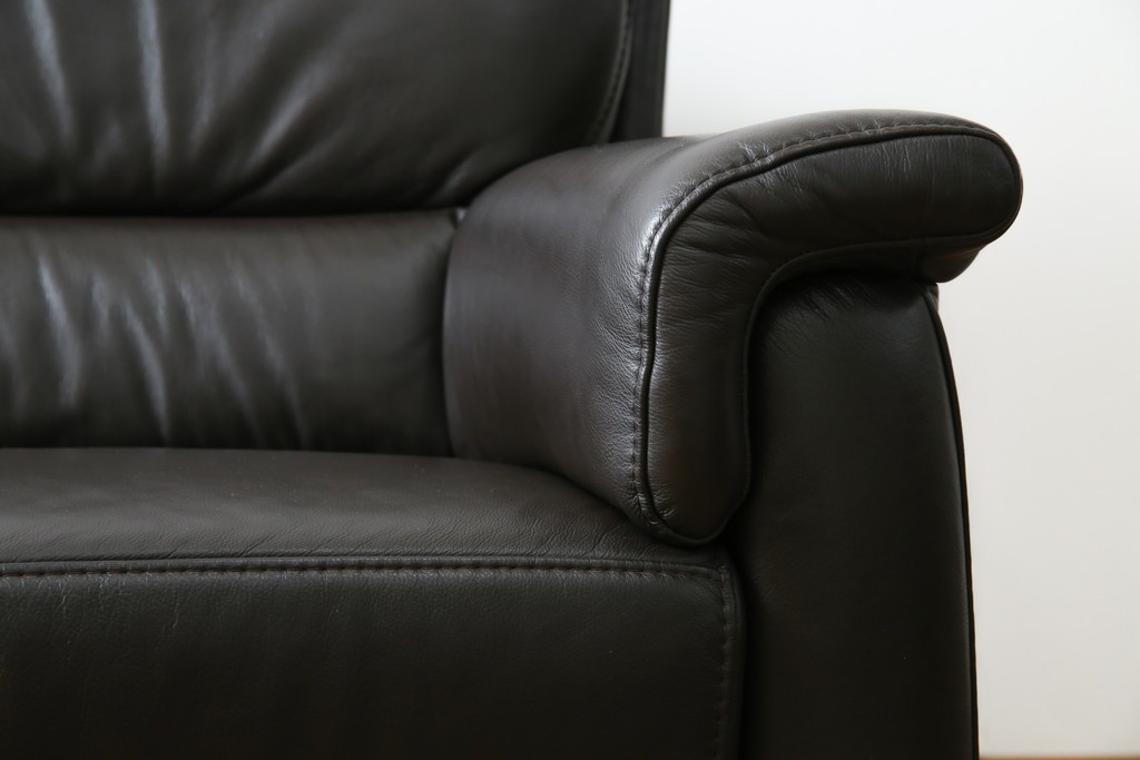 中古　美品　IDC大塚家具取り扱い　ヒモラ(himolla)　上質な本革素材と快適な座り心地が魅力の2Pソファ　定価約25万円　(R-083784)