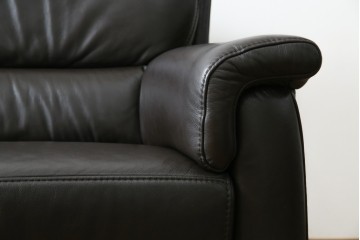 中古　美品　IDC大塚家具取り扱い　ヒモラ(himolla)　上質な本革素材と快適な座り心地が魅力の2Pソファ　定価約25万円　(R-083784)