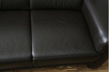中古　美品　IDC大塚家具取り扱い　ヒモラ(himolla)　上質な本革素材と快適な座り心地が魅力の2Pソファ　定価約25万円　(R-083784)