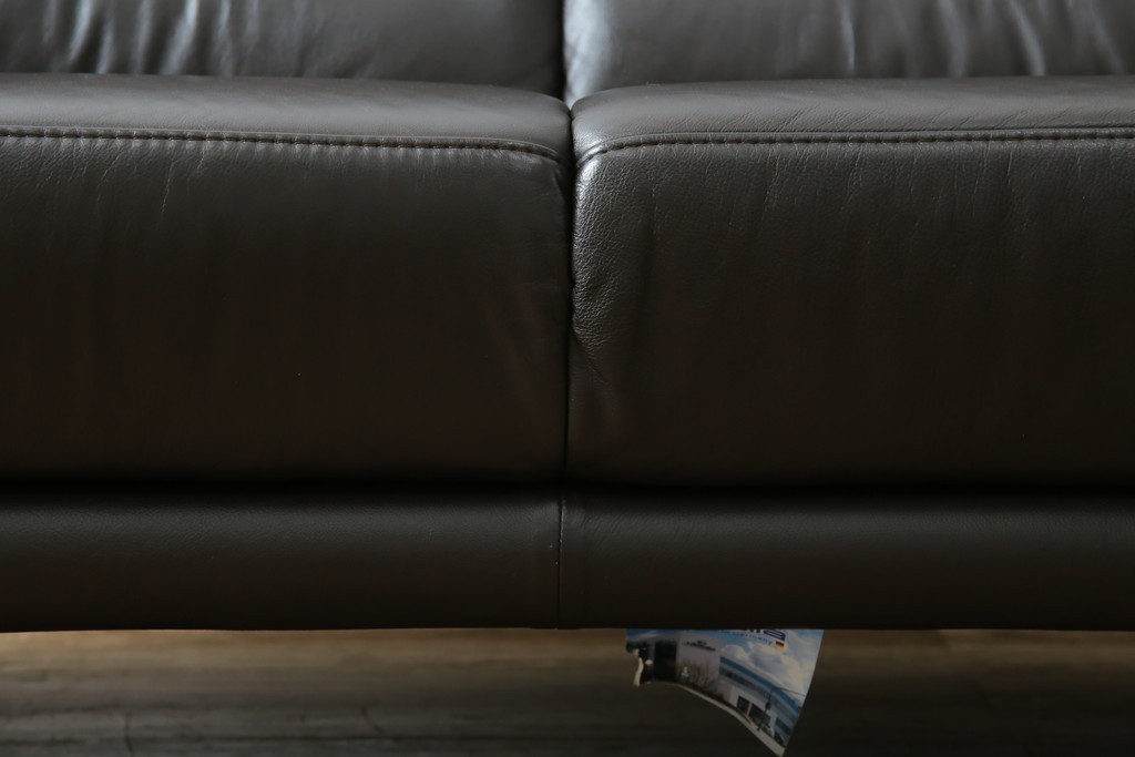 中古　美品　IDC大塚家具取り扱い　ヒモラ(himolla)　上質な本革素材と快適な座り心地が魅力の2Pソファ　定価約25万円　(R-083784)